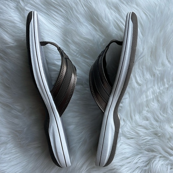 🆕 Clarks Women’s Sandals Cloudsteppers Breeze Sea Flip Flop Pewter Color Size 10 - Picture 7 of 8